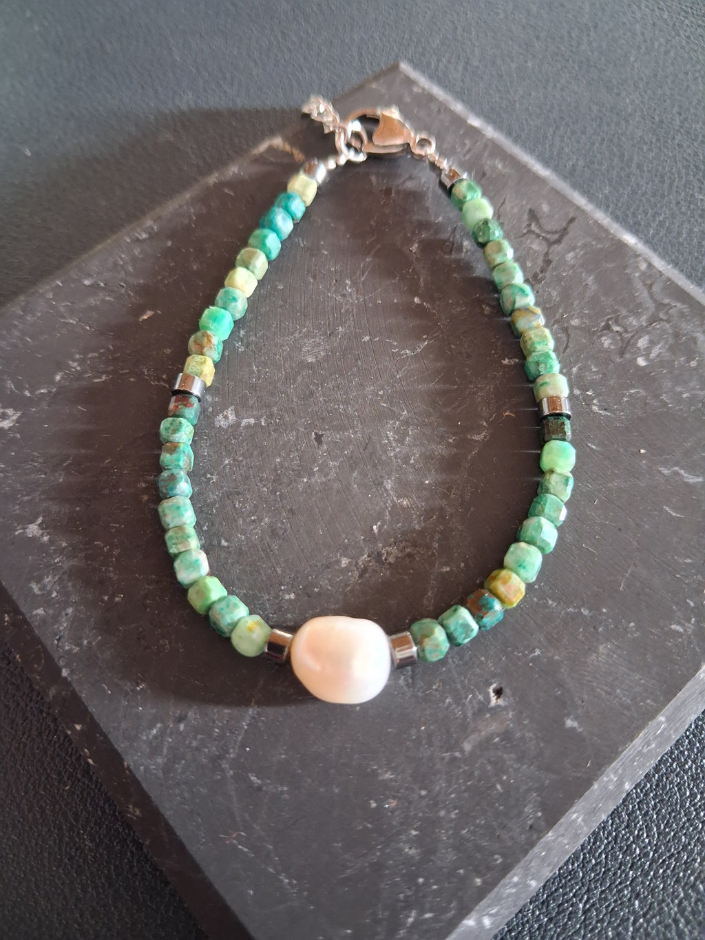 Bracelet Rhodes 6.1 – Émeraude, hématite grise et perle d’eau douce