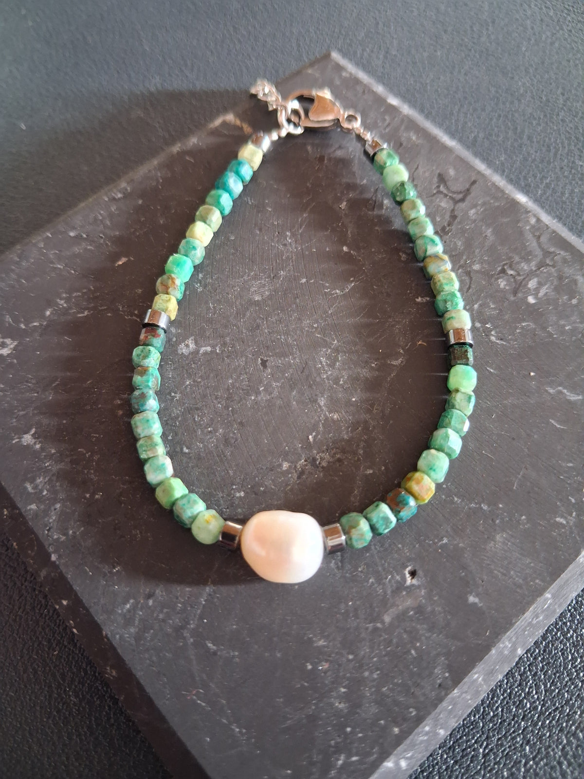 Bracelet Rhodes 6.1 – Émeraude, hématite grise et perle d’eau douce