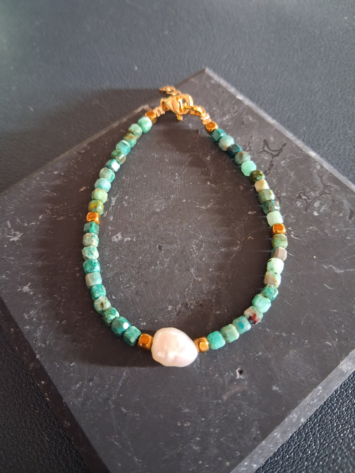 Bracelet Rhodes 6 – Émeraude, hématite dorée et perle d’eau douce