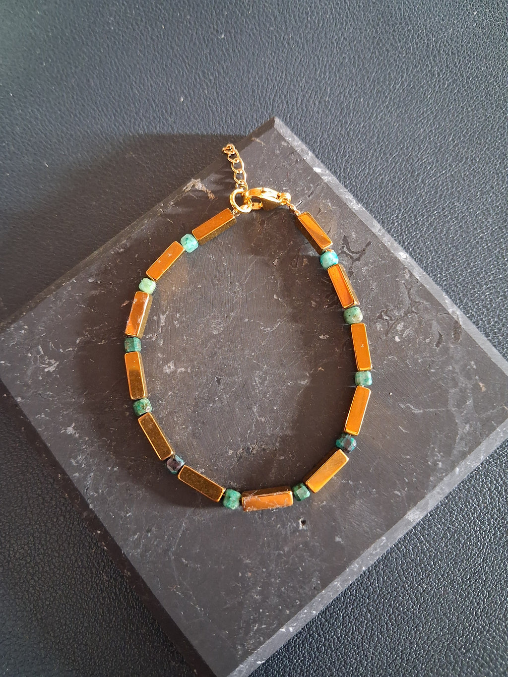 Bracelet Rhodes 6.2 – Émeraude et hématite dorée