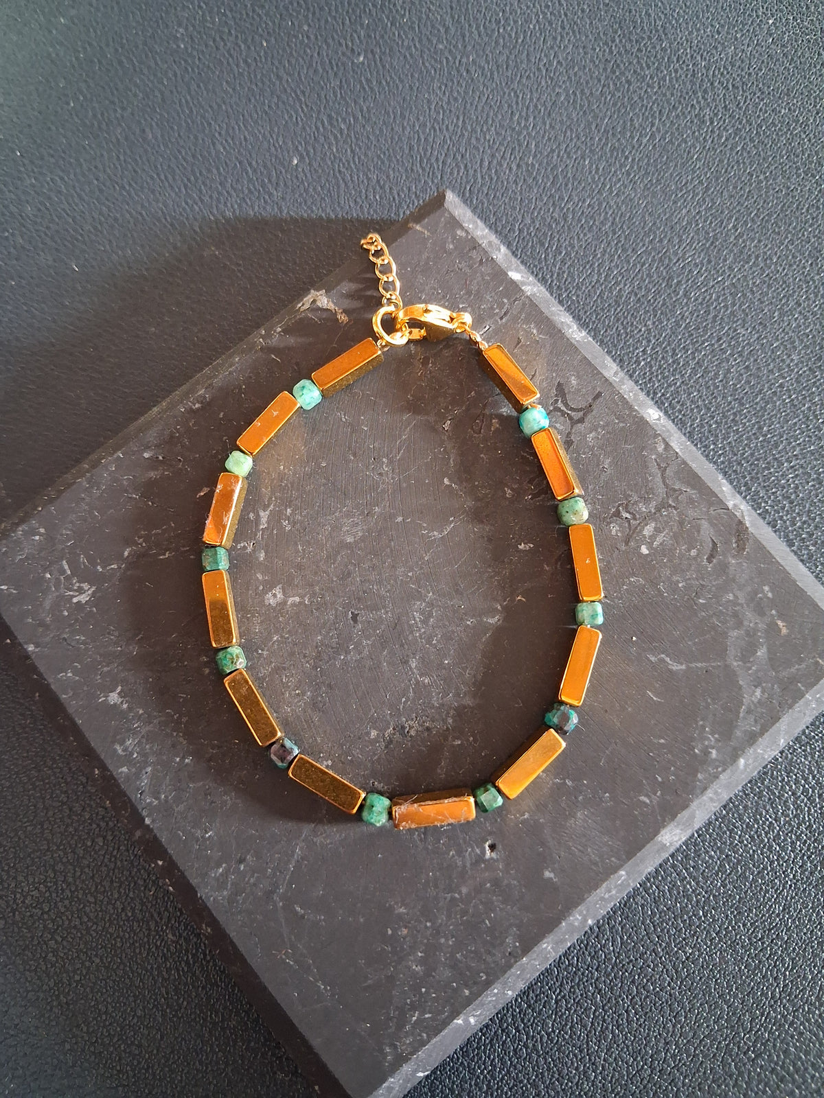 Bracelet Rhodes 6.2 – Émeraude et hématite dorée
