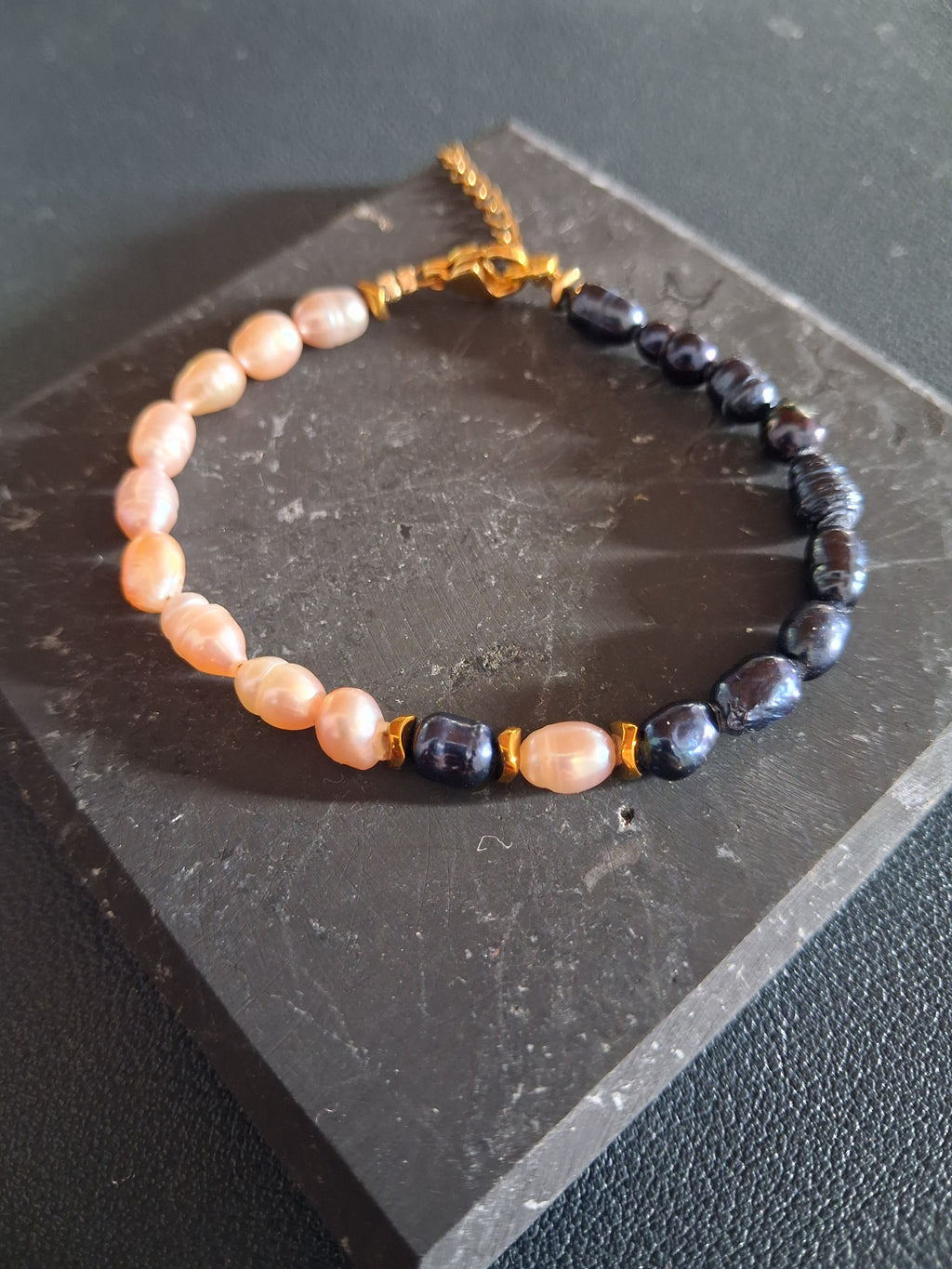 Bracelet Rhodes – Perles Noires & Roses