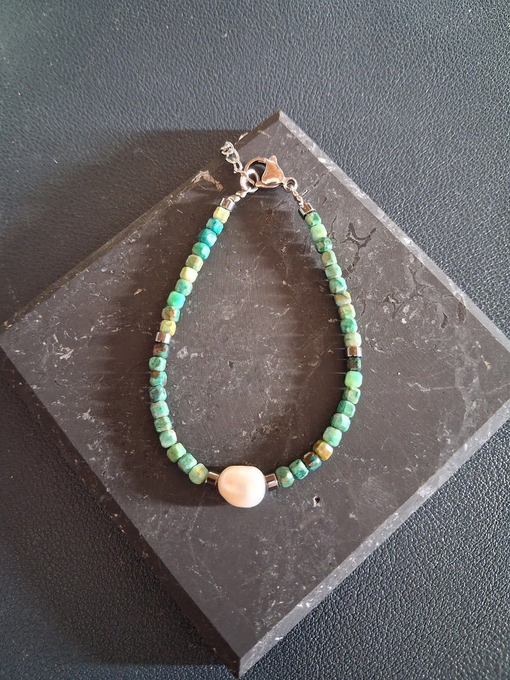 Bracelet Rhodes 6.1 – Émeraude, hématite grise et perle d’eau douce