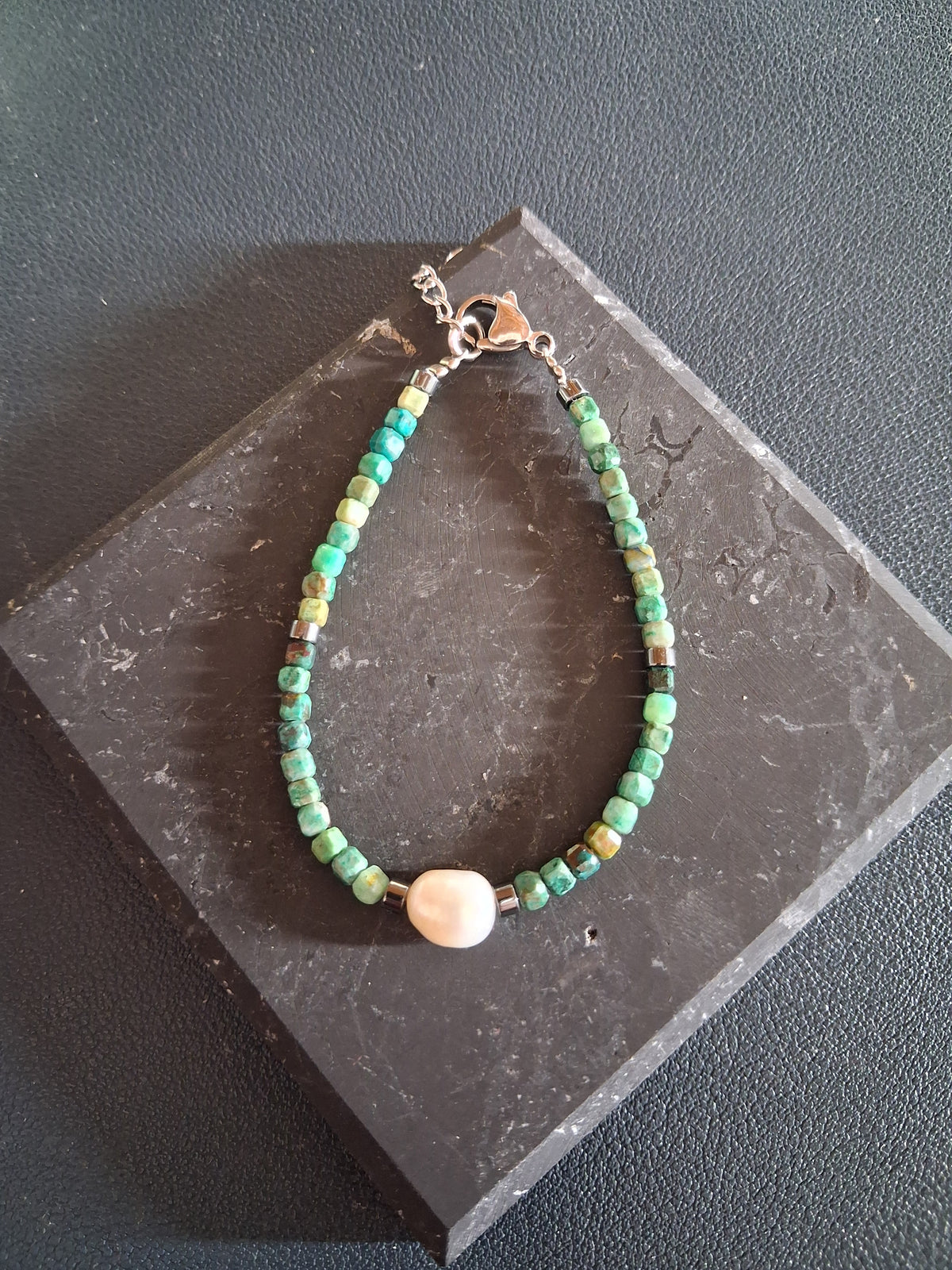 Bracelet Rhodes 6.1 – Émeraude, hématite grise et perle d’eau douce