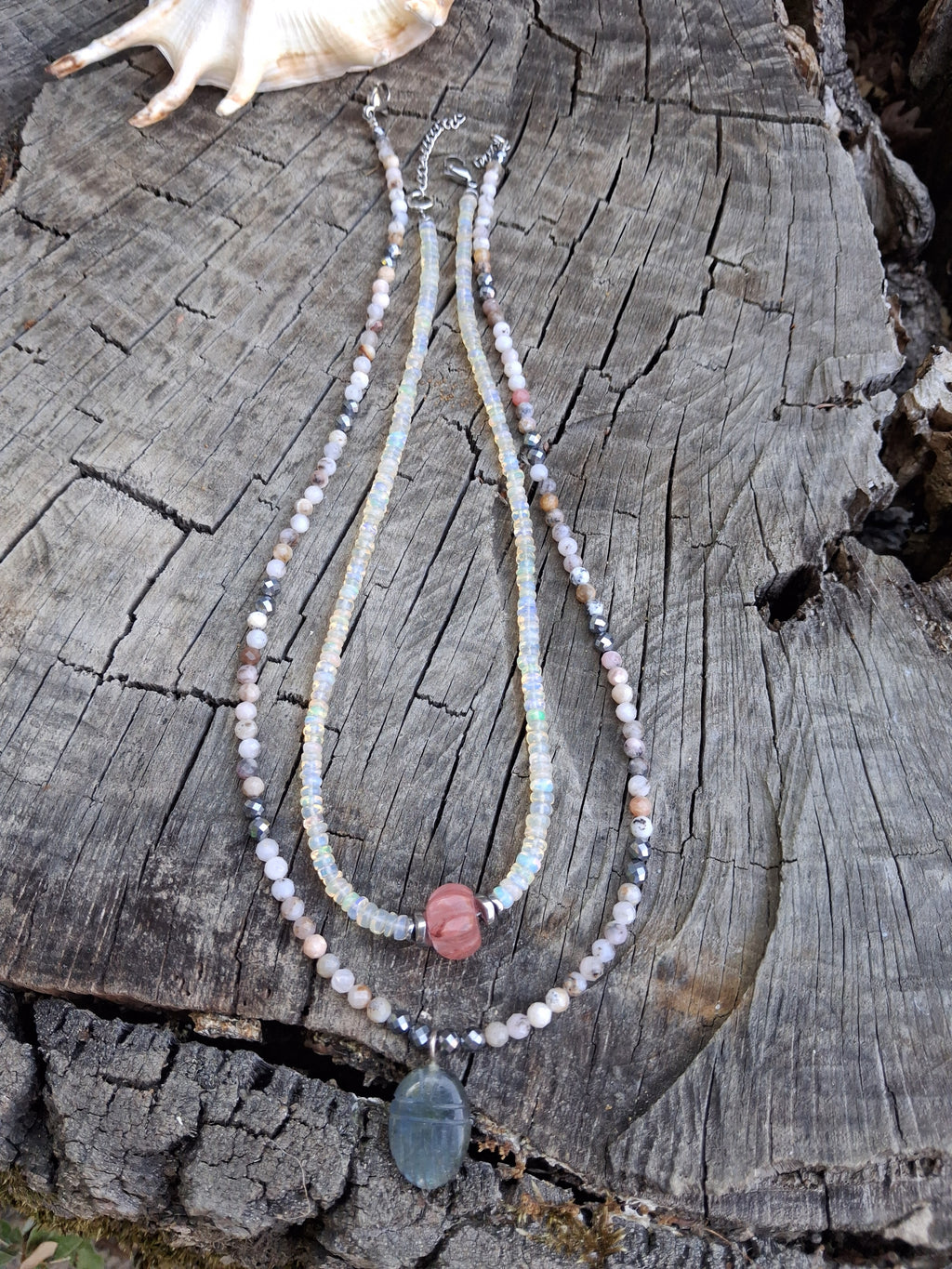 Collier Grigri – Opales, Hématite & Scarabée Labradorite