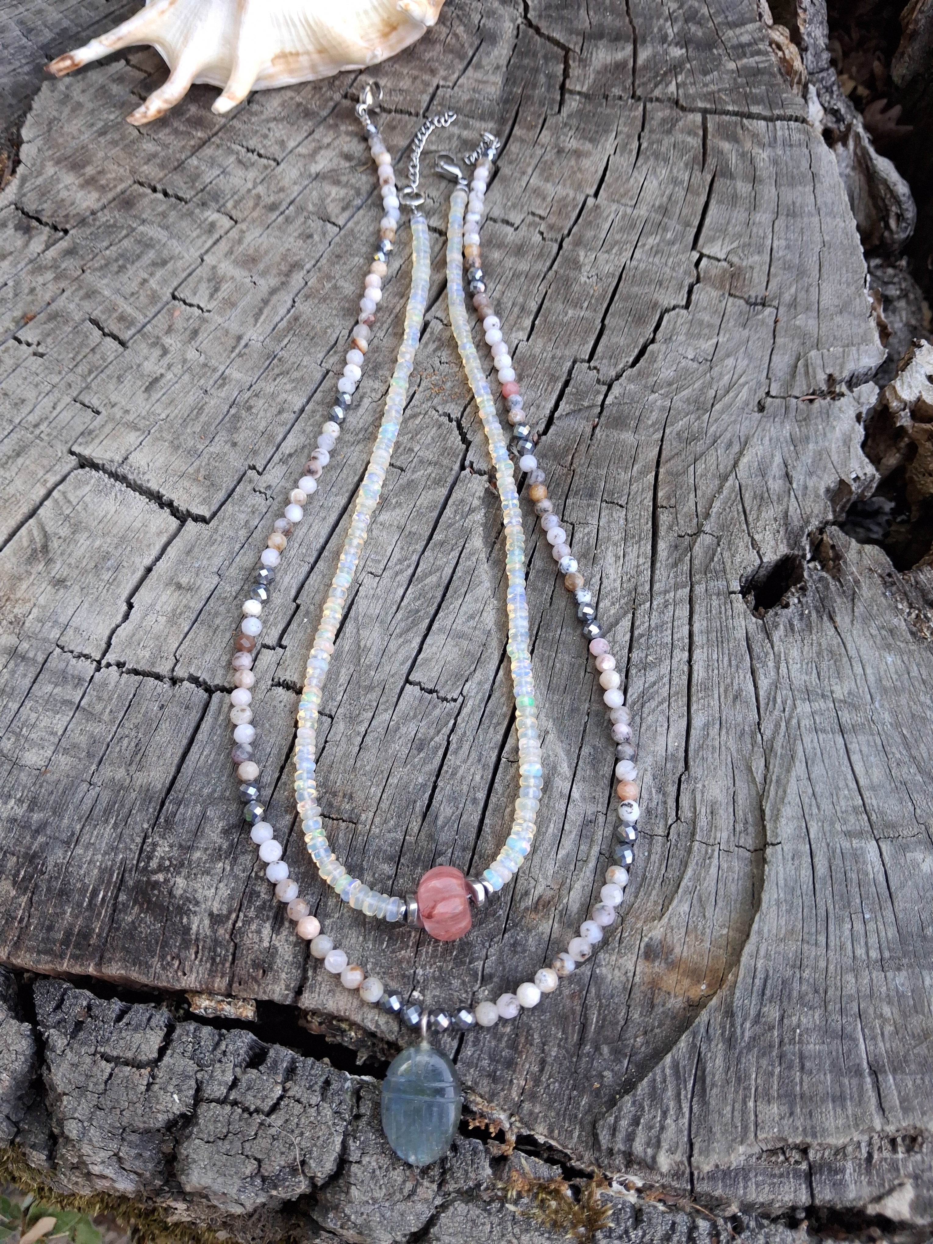 Collier Grigri – Opales, Hématite & Scarabée Labradorite