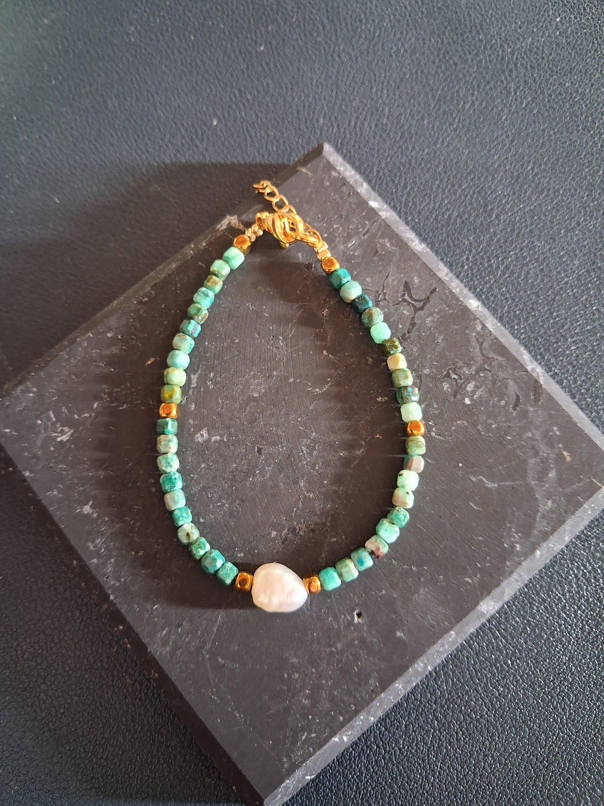 Bracelet Rhodes 6 – Émeraude, hématite dorée et perle d’eau douce
