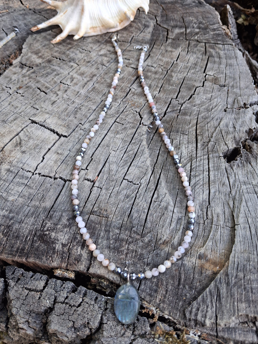 Collier Grigri – Opales, Hématite & Scarabée Labradorite