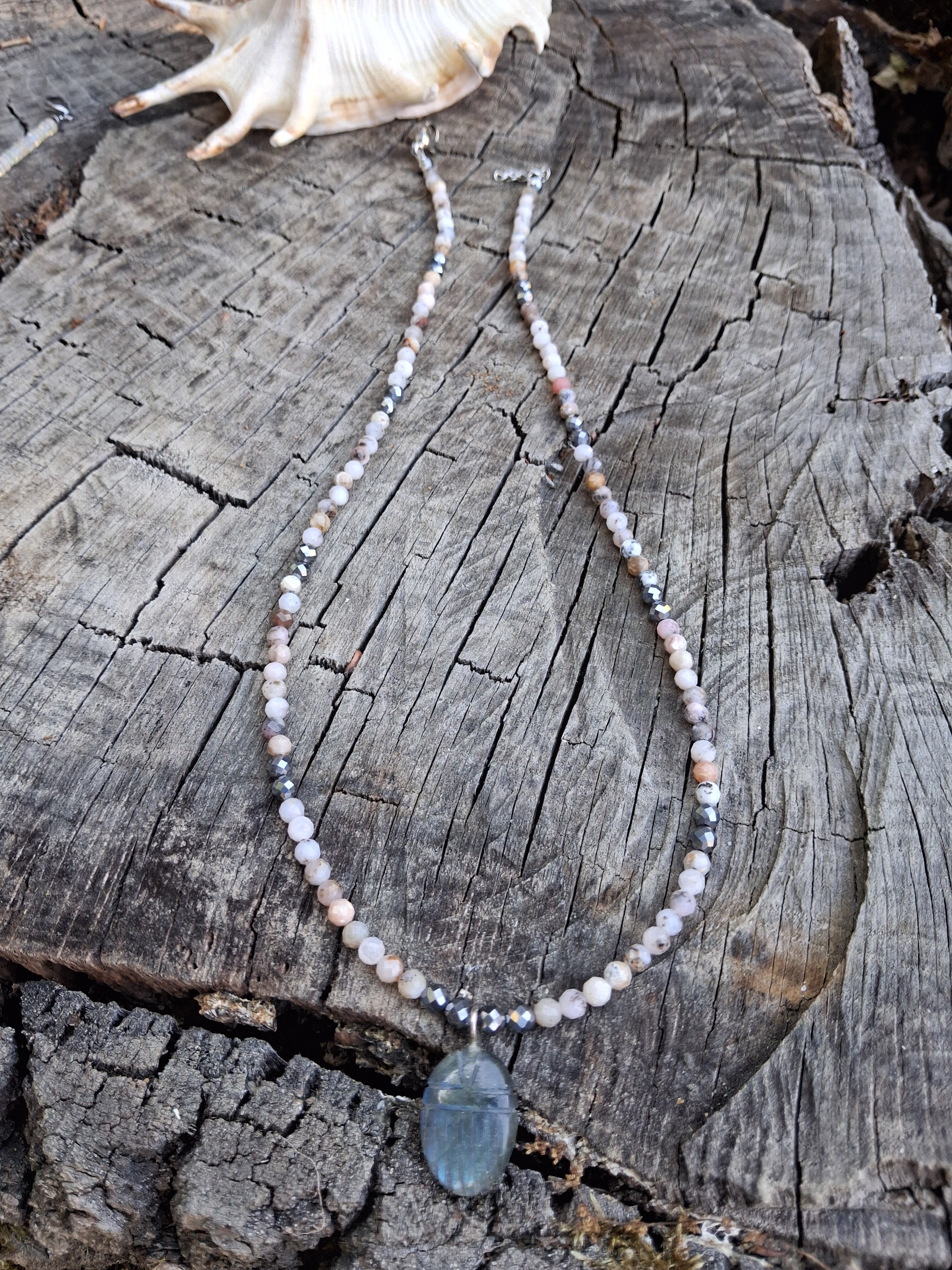 Collier Grigri – Opales, Hématite & Scarabée Labradorite