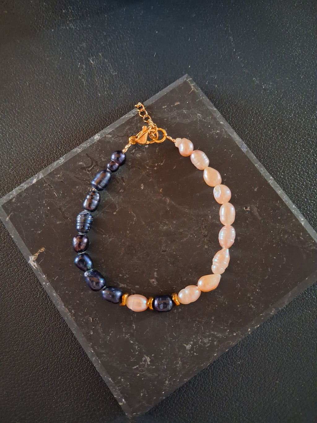 Bracelet Rhodes – Perles Noires & Roses