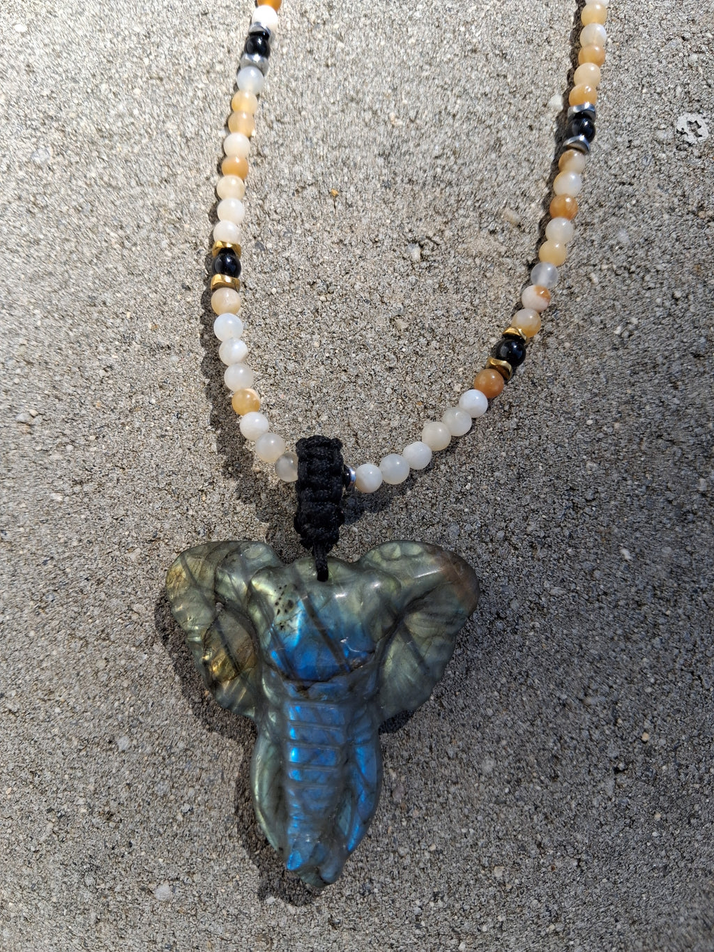 Collier Grigri – Opale, Obsidienne & Éléphant Labradorite