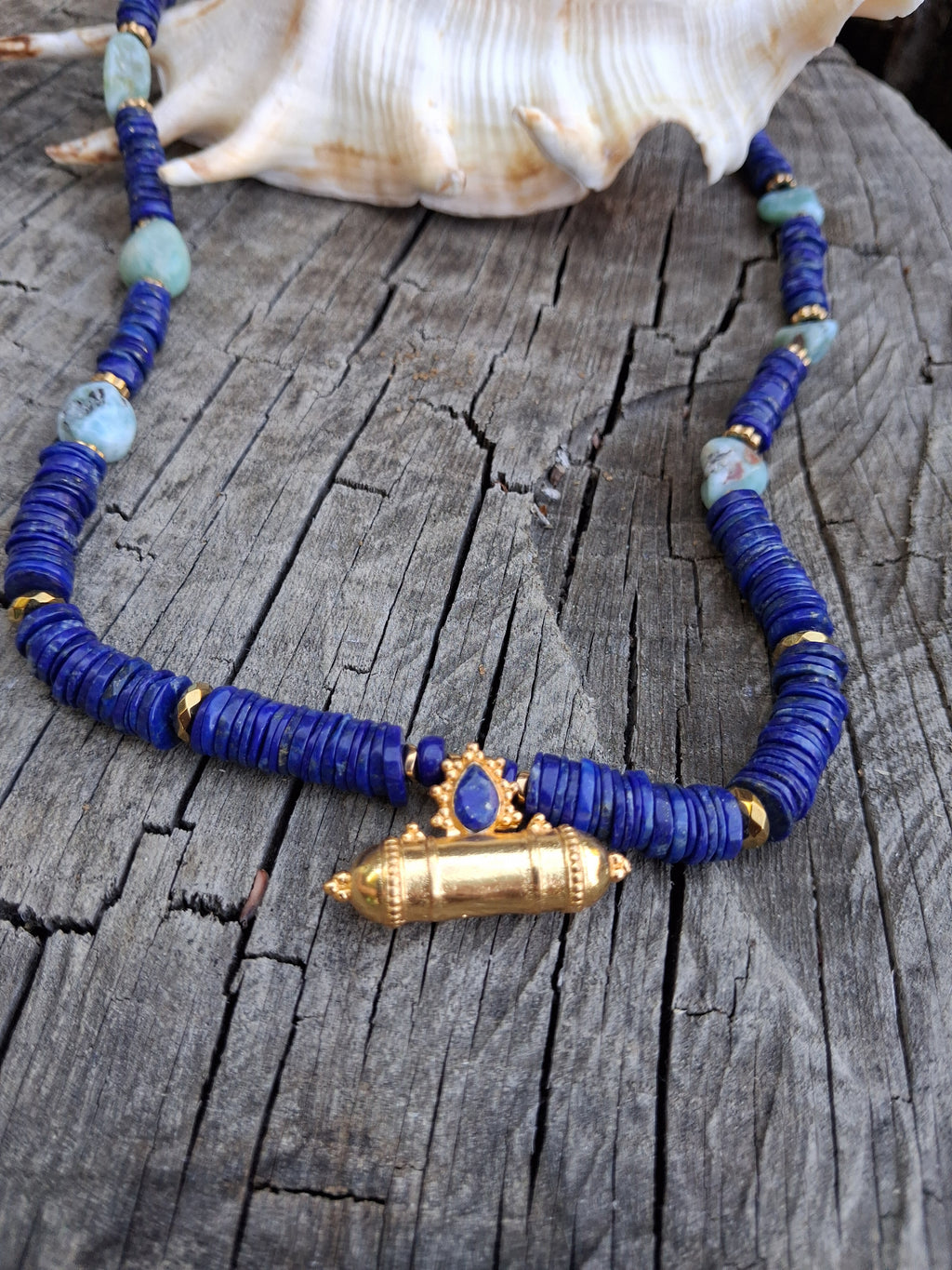Collier Santorin – Lapis-lazuli, Amazonite & Amulette Dorée