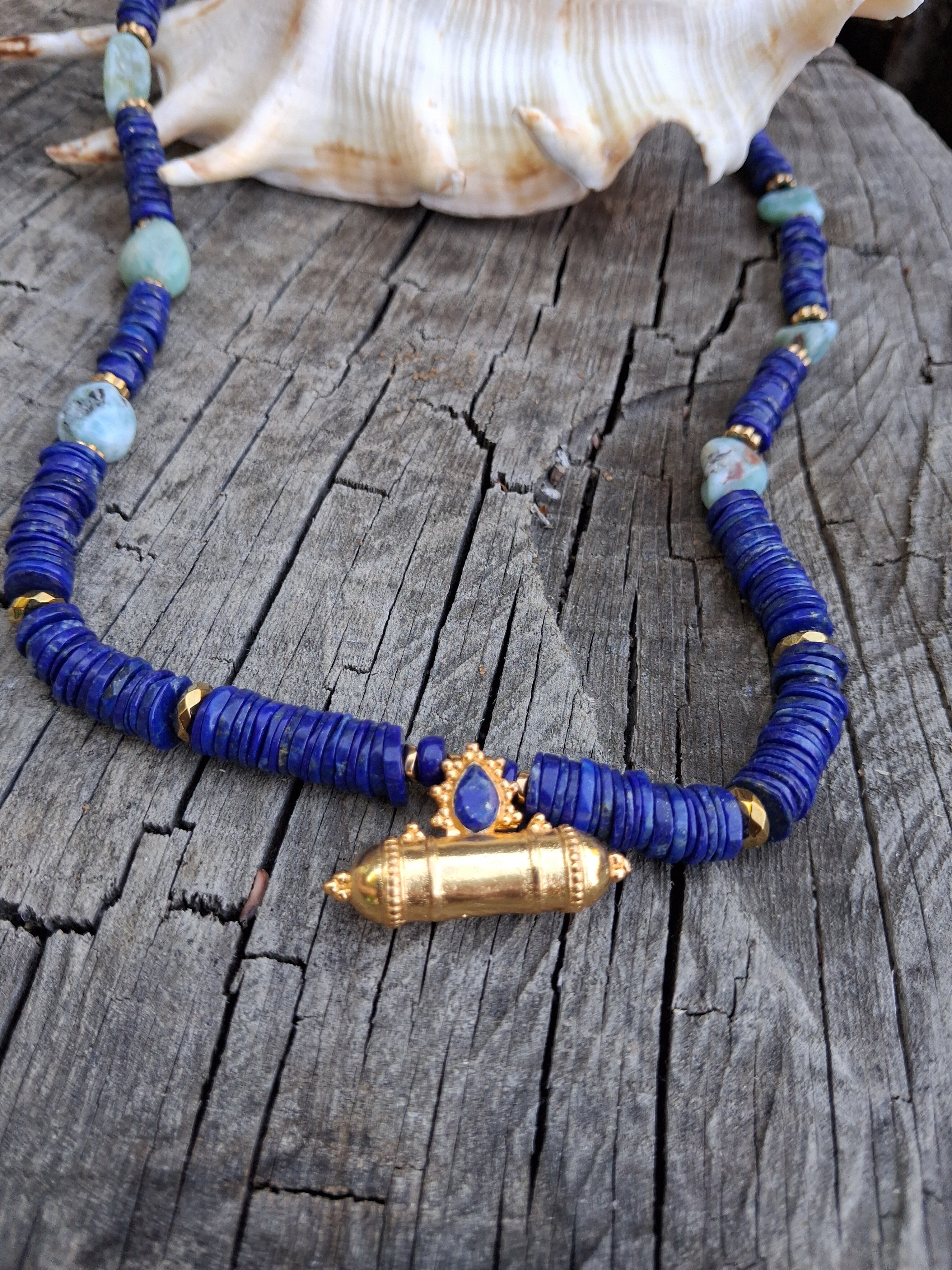 Collier Santorin – Lapis-lazuli, Amazonite & Amulette Dorée