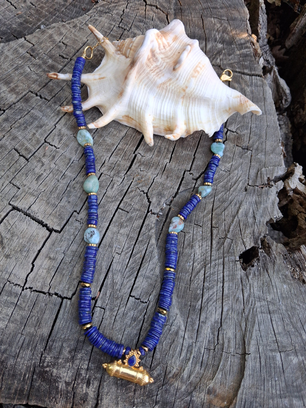 Collier Santorin – Lapis-lazuli, Amazonite & Amulette Dorée