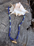 Collier Santorin – Lapis-lazuli, Amazonite & Amulette Dorée