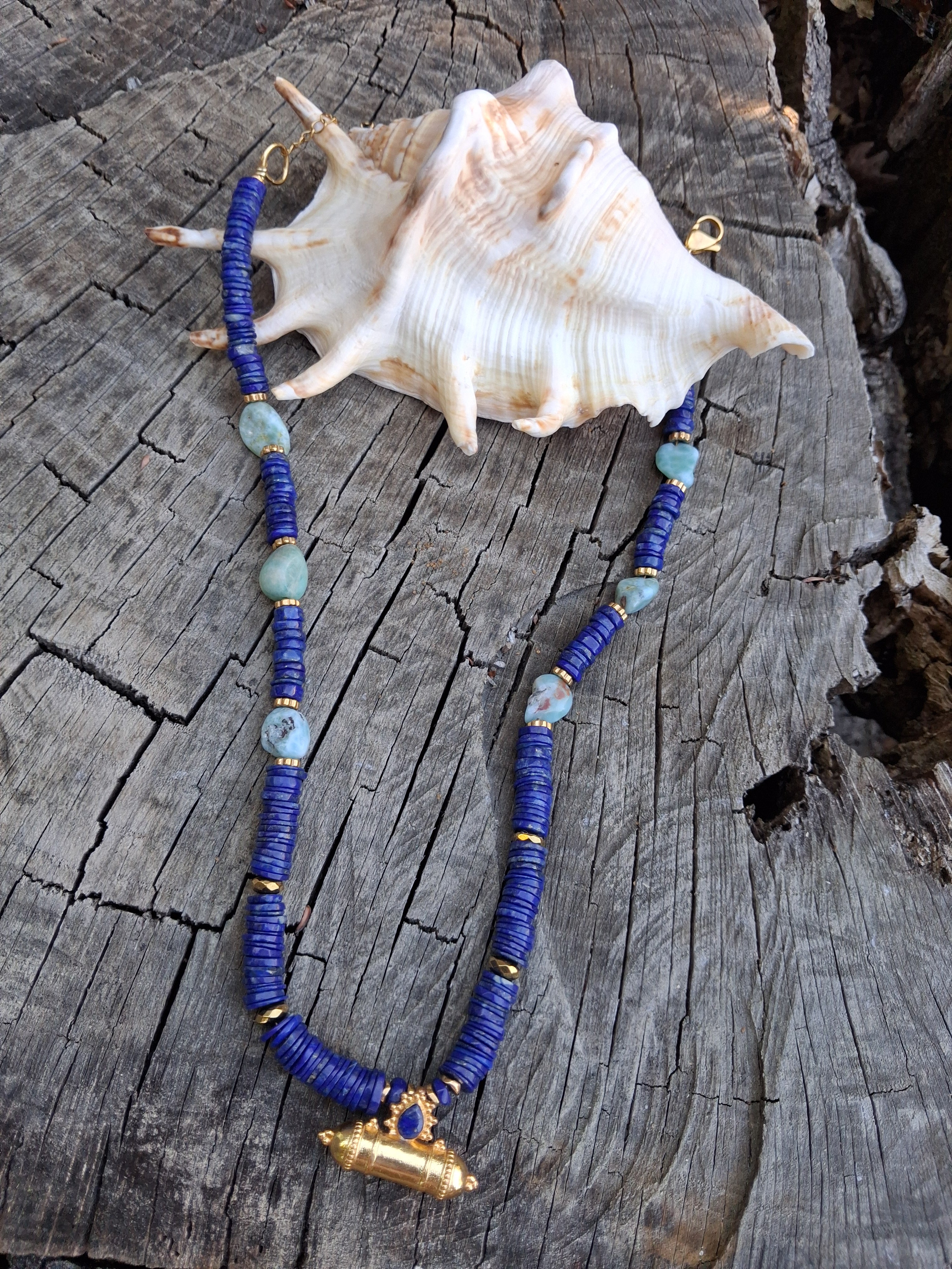 Collier Santorin – Lapis-lazuli, Amazonite & Amulette Dorée