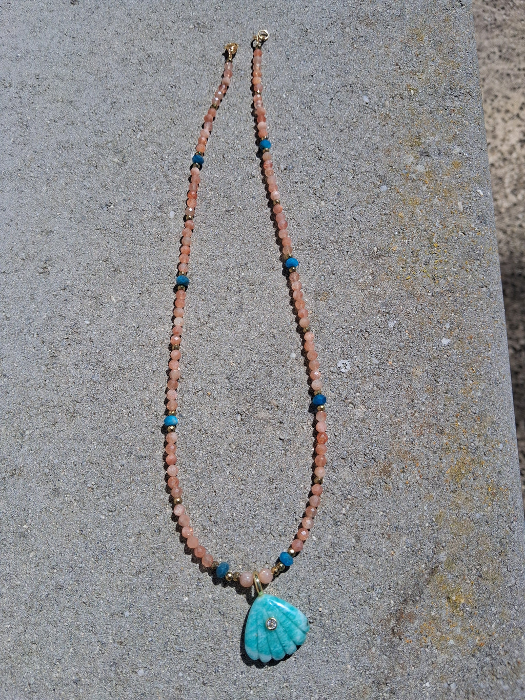 Collier Grigri – Pierre de Lune, Apatite & Coquillage