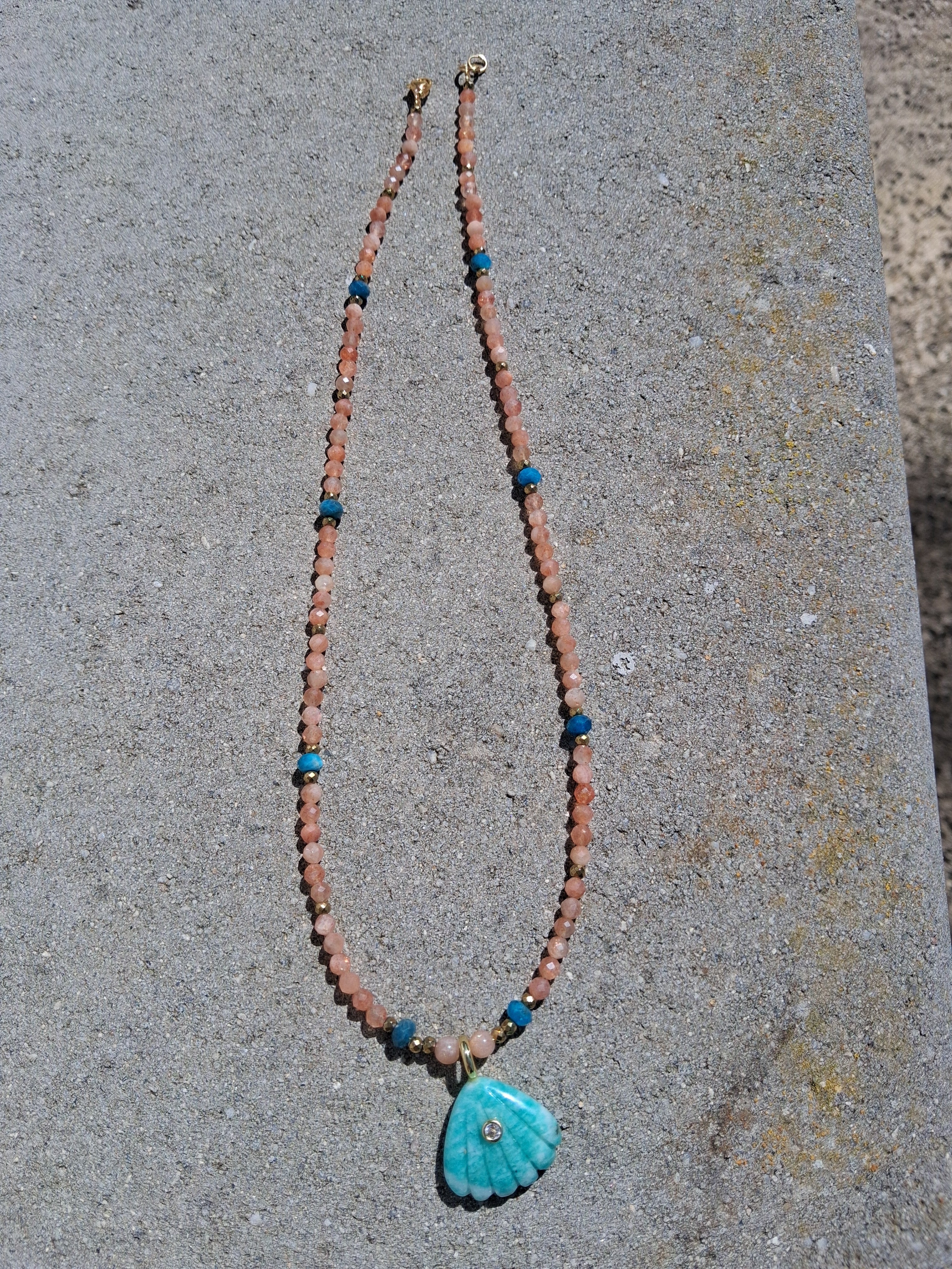 Collier Grigri – Pierre de Lune, Apatite & Coquillage