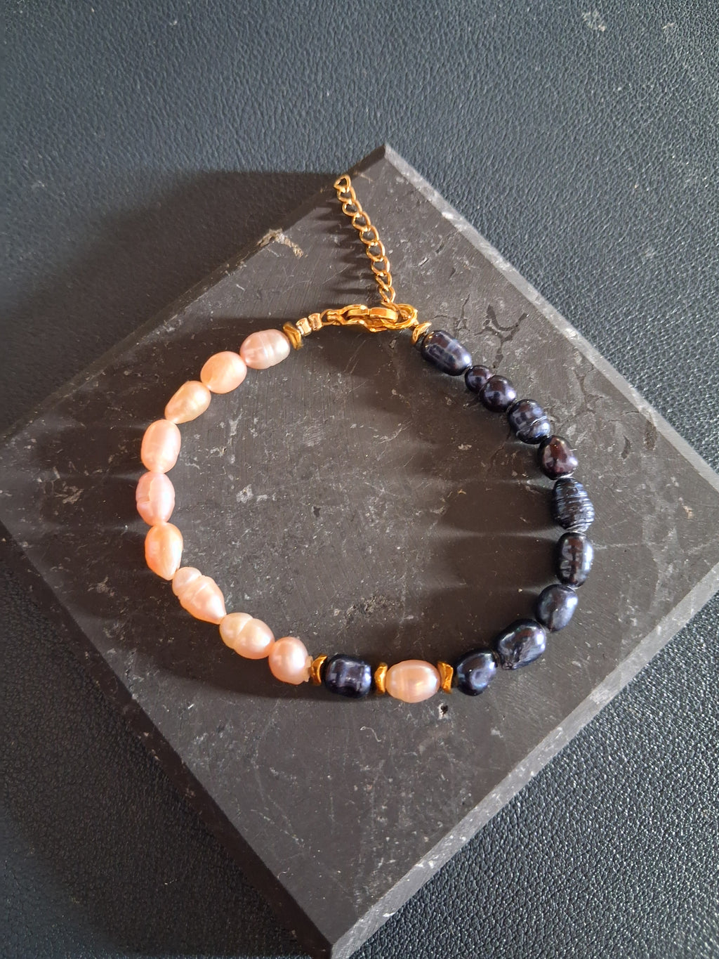Bracelet Rhodes – Perles Noires & Roses