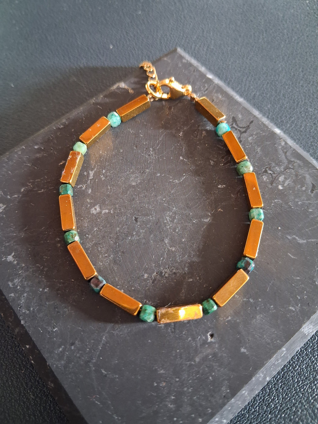 Bracelet Rhodes 6.2 – Émeraude et hématite dorée