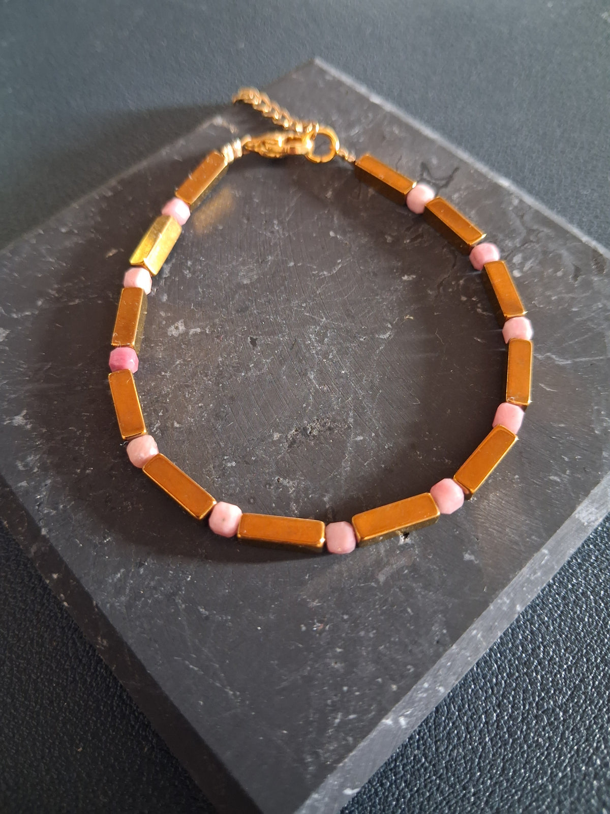 Bracelet 9.3 – Rhodonite et hématite dorée