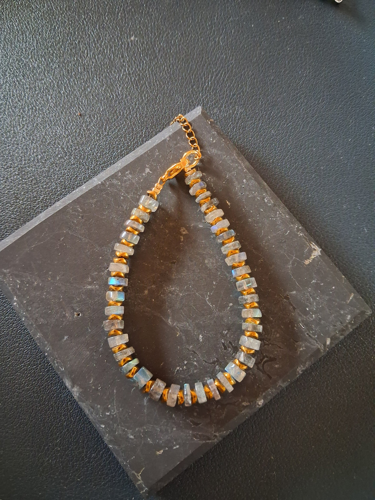 Bracelet Rhodes 16 en labradorite et hématite dorée