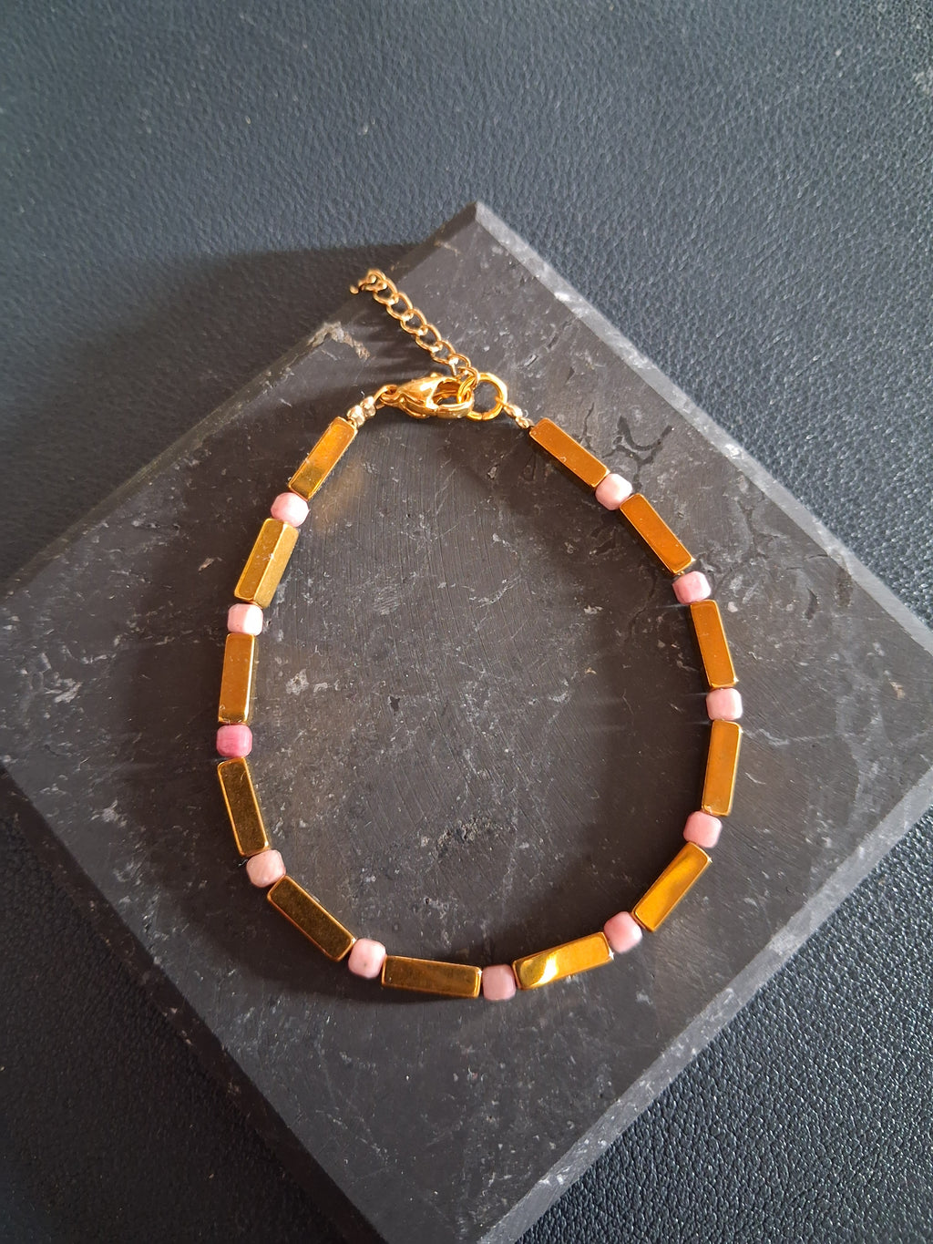 Bracelet 9.3 – Rhodonite et hématite dorée
