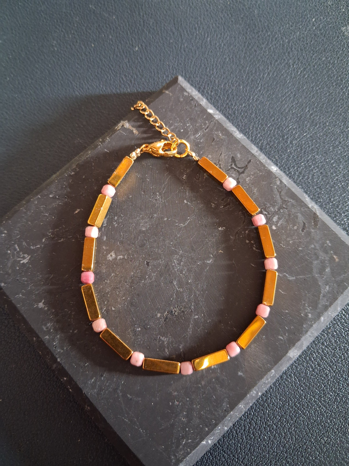Bracelet 9.3 – Rhodonite et hématite dorée