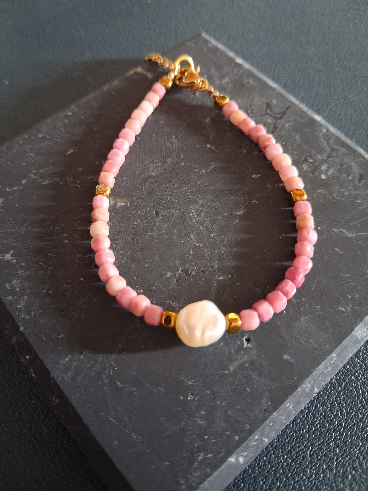 Bracelet Rhodes 9.2 – Rhodonite, hématite dorée et perle d’eau douce