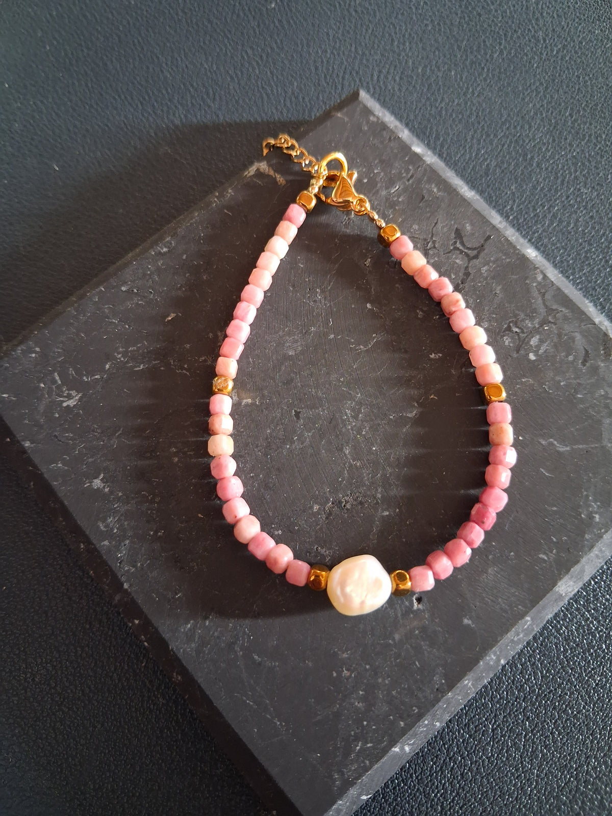 Bracelet Rhodes 9.2 – Rhodonite, hématite dorée et perle d’eau douce